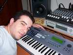 Λευτέρης αγκαλιά με το Synth: Yamaha MOTIF ES6
